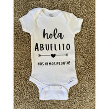 Charger l&#39;image dans la galerie, Hola Abuelito Baby Pregnancy Announcement Bodysuit
